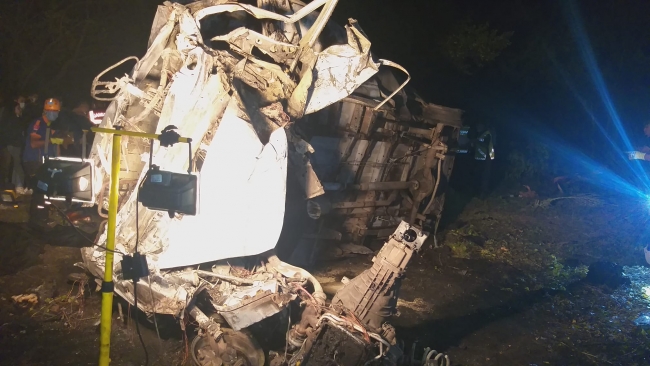 Göçmenleri taşıyan minibüs devrildi: 12 ölü, 26 yaralı